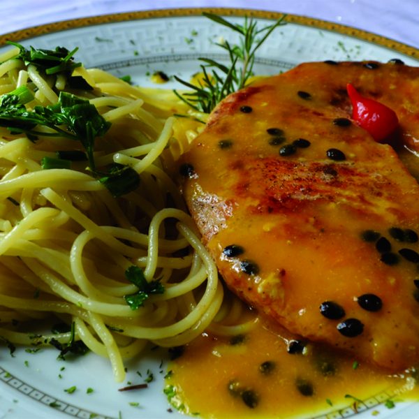 Filé de Pirarucu ao Molho de Maracujá com Spaghetti na Manteiga de Ervas